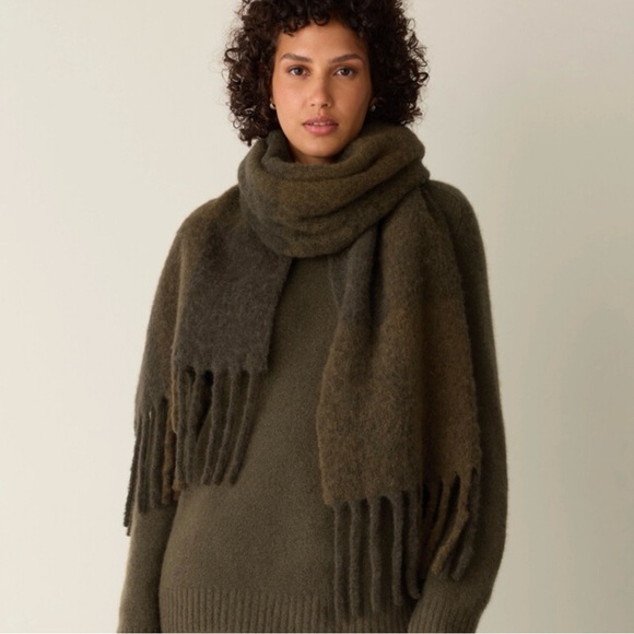 Eileen Fisher Accessories - Eileen Fisher Boucle Cloud Scarf ~ NWT